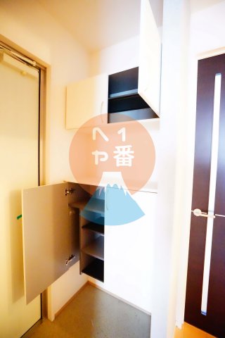 玄関　収納もある玄関です　※参考写真です