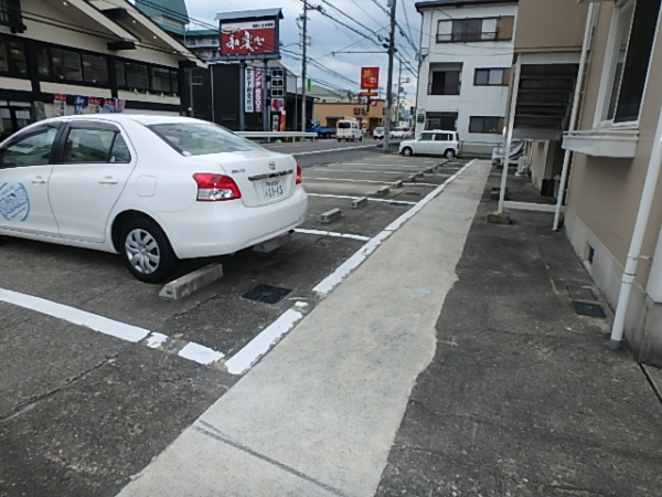 【ロイヤルハイツ神宮の駐車場】