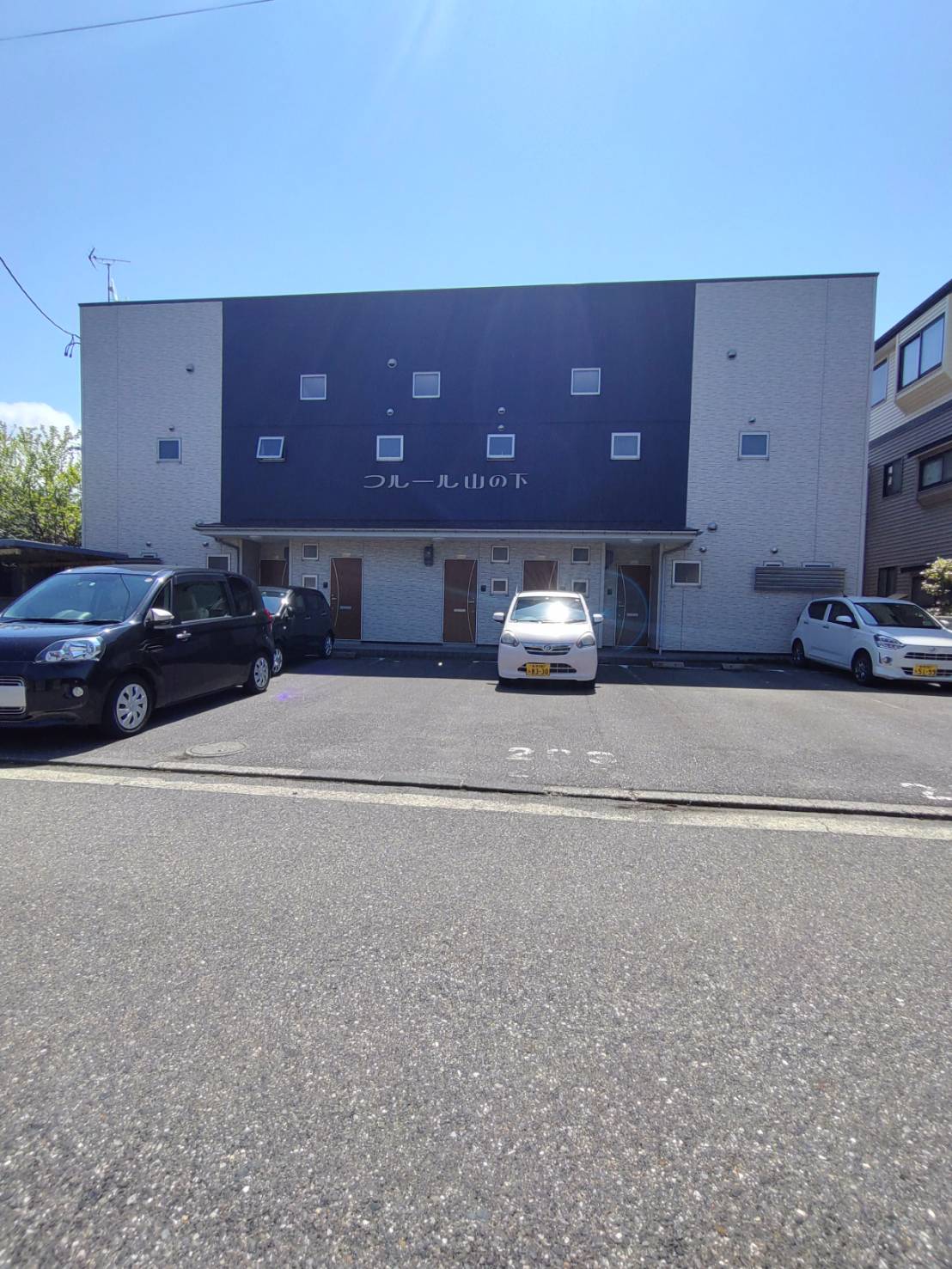 建物外観　玄関ドアきれいにしました。