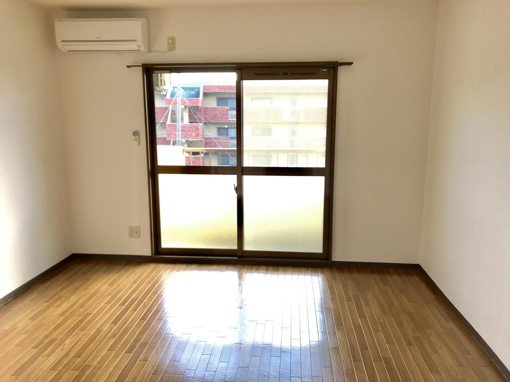 居室・リビング　洋室8畳収納庫、エアコン・照明付