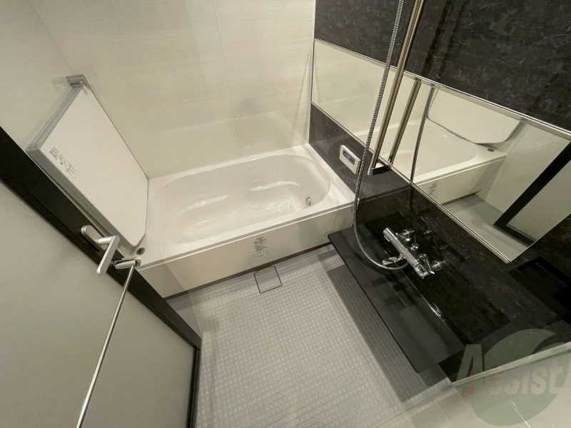 バス・シャワールーム　広々したお風呂で快適にくつろげそうです。