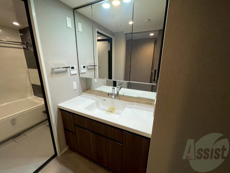 洗面設備　大きくて使いやすそうな独立洗面台になっています。