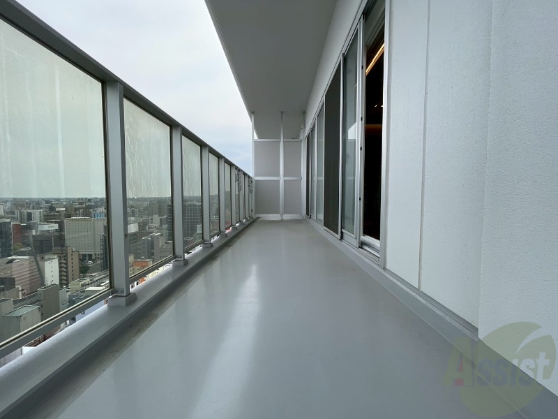 バルコニー　バルコニーは幅があり、広い印象を受けました。