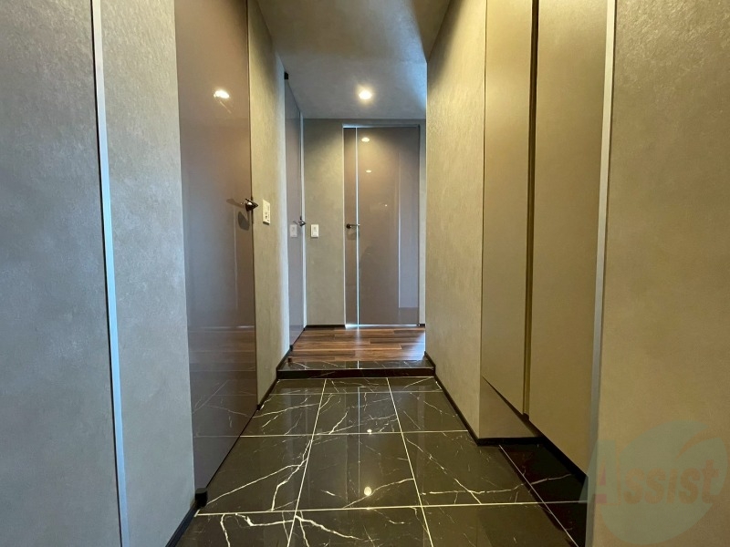 玄関　玄関です。ご覧の通り広々としていますね。