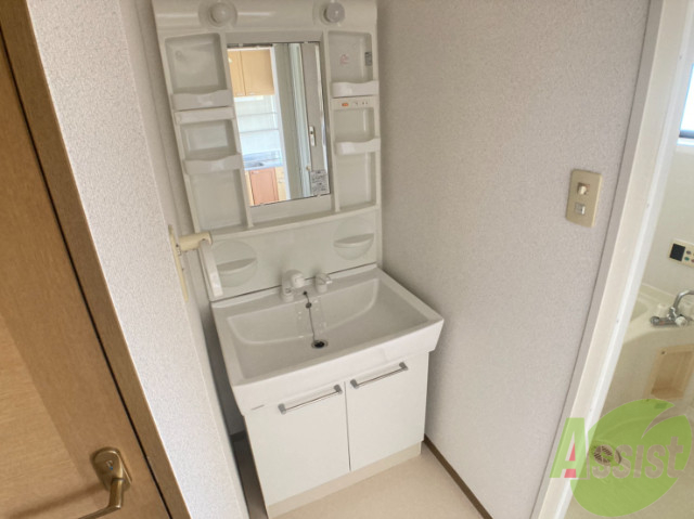 洗面設備　こちらも人気の独立洗面台。朝の準備もこちらでラクラク。