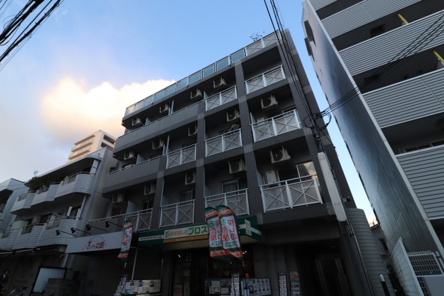 茨木市中津町のマンションの建物外観