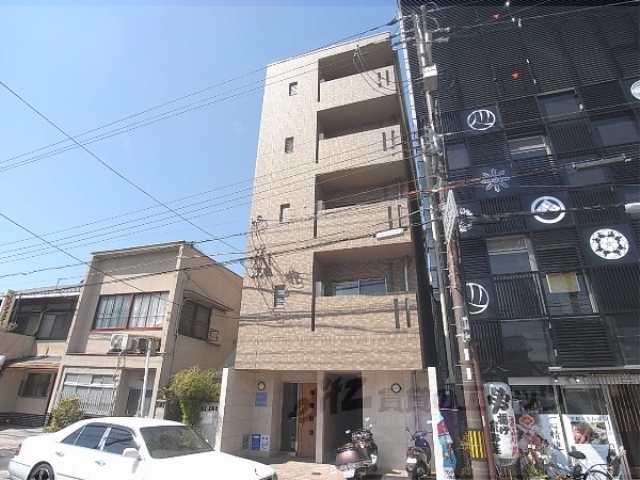 京都市南区東九条上殿田町のマンションの建物外観