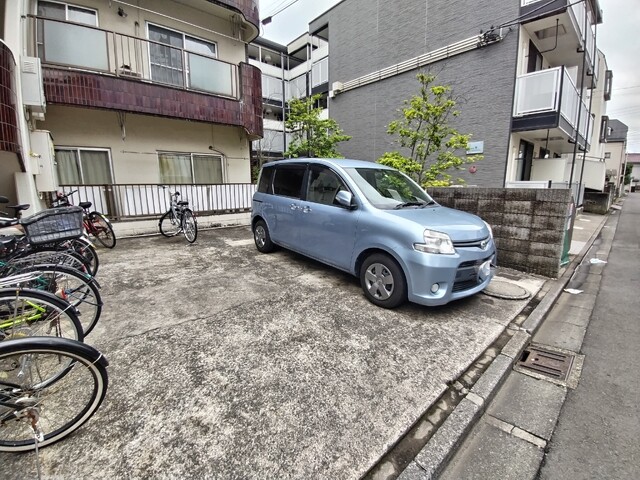 【川崎市中原区今井西町のマンションの駐車場】