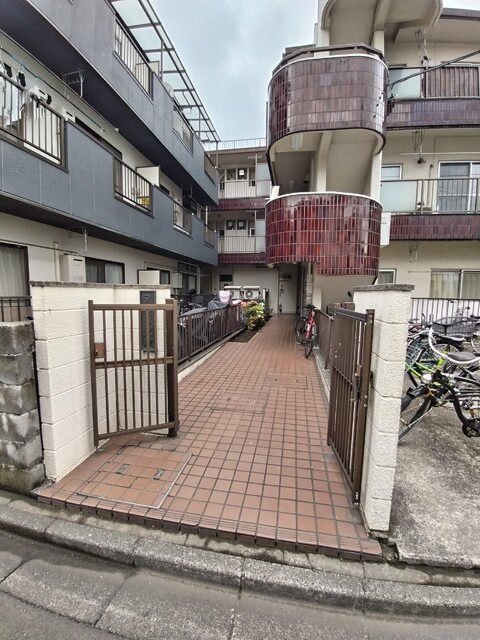 【川崎市中原区今井西町のマンションのエントランス】