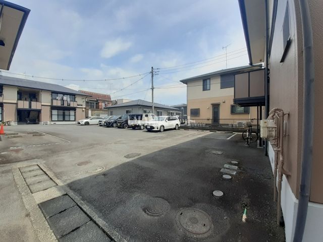 【小田原市国府津のアパートの駐車場】