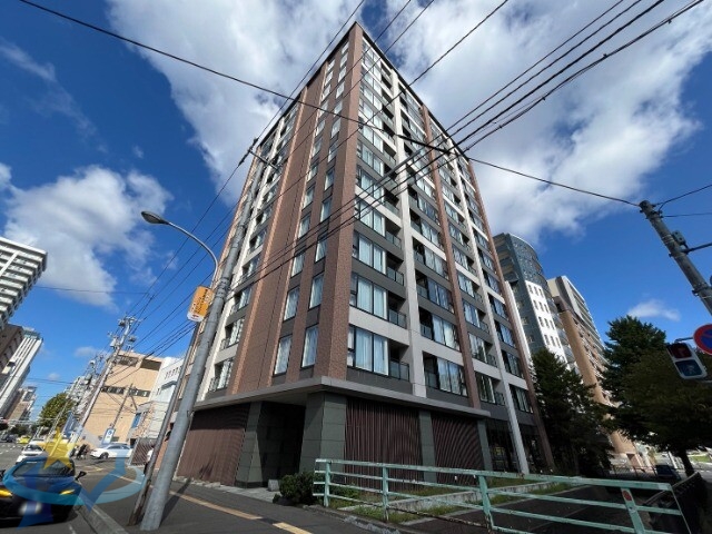 【札幌市中央区南七条西のマンションの建物外観】