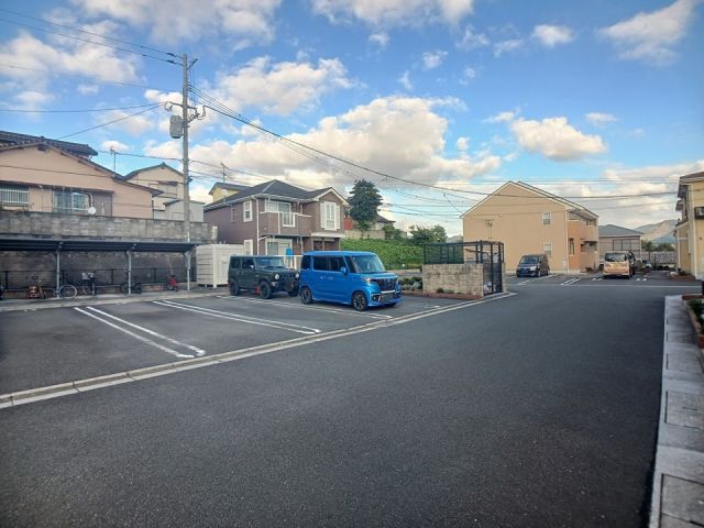 【北九州市八幡西区高江のアパートの駐車場】