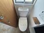 トイレ　温水洗浄機能付きのトイレになっております！ 窓がついており、