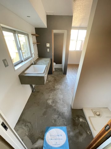 玄関　段差の少ない玄関となっております！※前回募集時の写真です