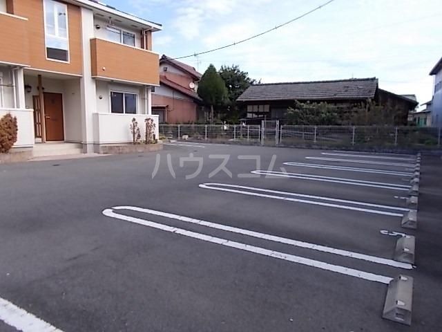 【羽島市上中町長間のアパートの駐車場】