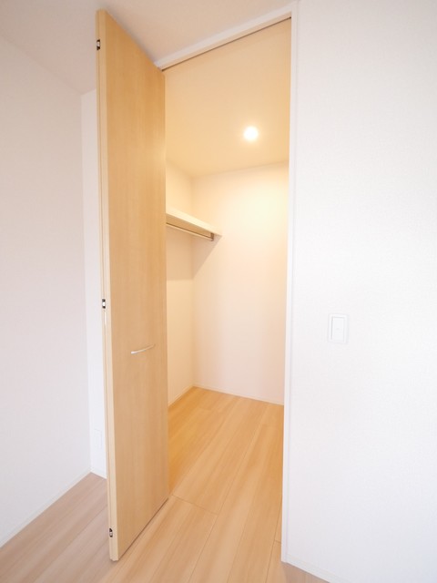 収納　★照明つきの大きなウォークインクローゼットです★