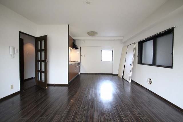 居室・リビング　同物件別室です。