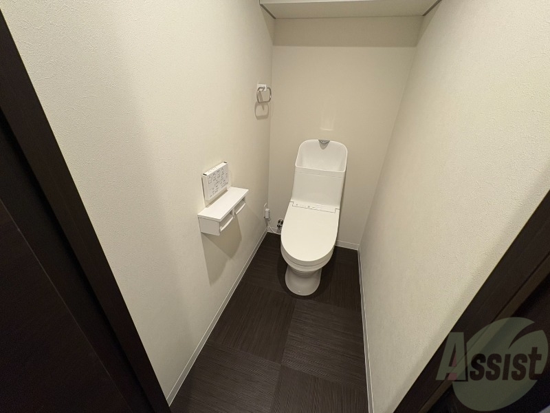 トイレ　トイレです。タオル掛けもついて便利ですね