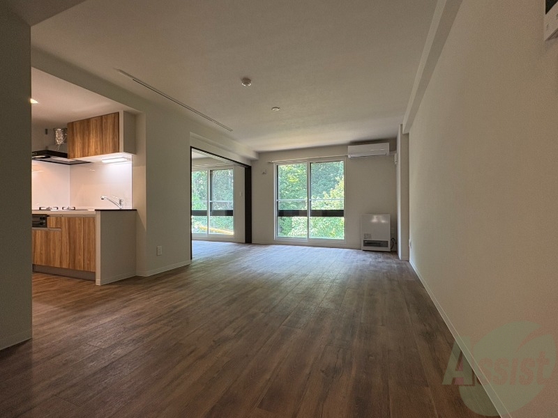 居室・リビング　木目のフローリングは落ち着きのある印象のお部屋になりますね。