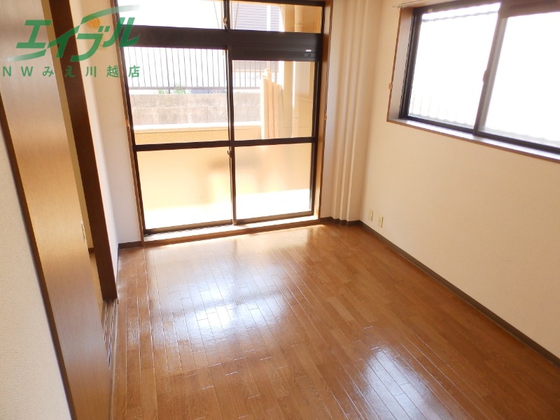 居室・リビング　同物件別室反転写真