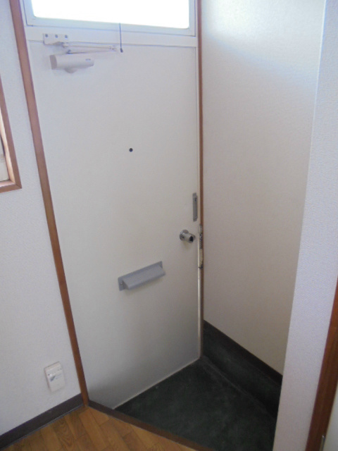 玄関　写真は113号室です