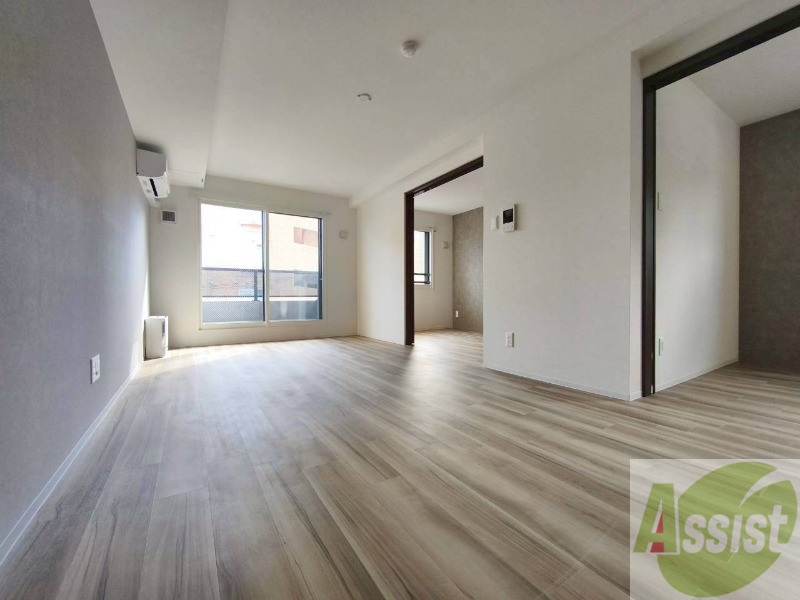 居室・リビング　日当たり良く広々したリビングで快適に過ごせます。