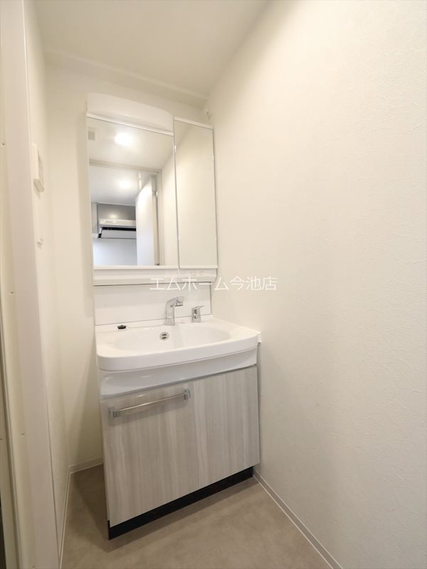 洗面設備　脱衣所　独立洗面台（シャンプードレッサー付）収納スペース有