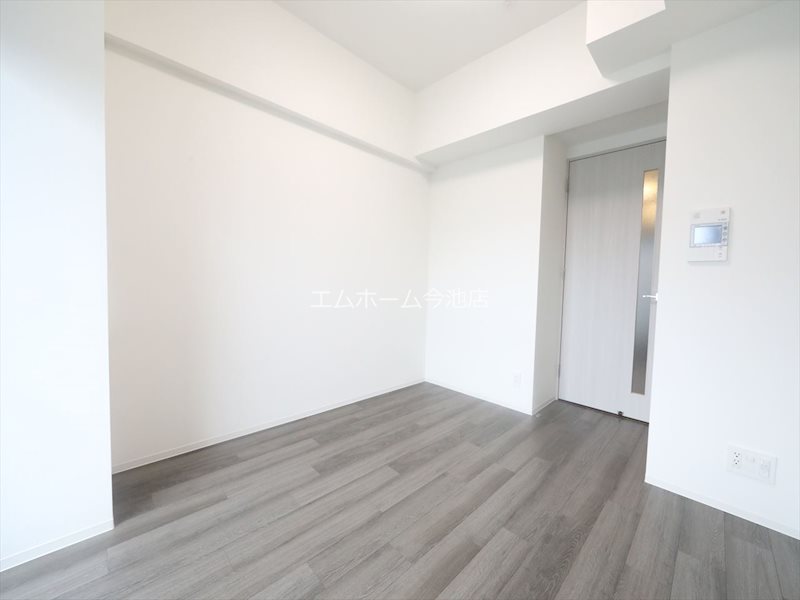 居室・リビング　洋室6.0帖　エアコン完備　バルコニーに面しています