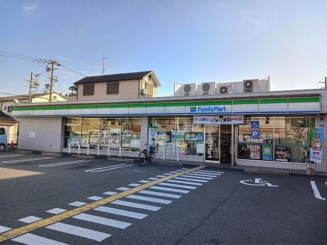 コンビニ　ファミリーマート（コンビニ）まで230m