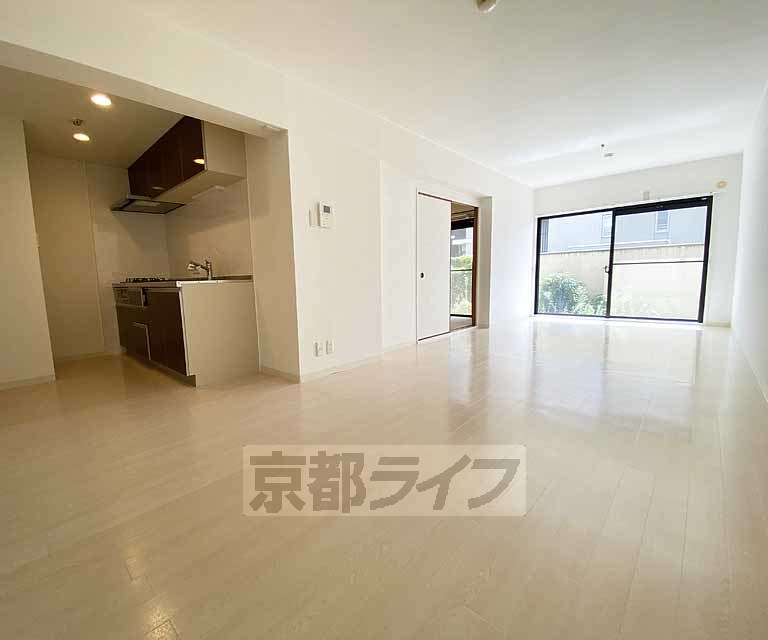 居室・リビング　ＪＲ嵯峨嵐山駅徒歩３分、鉄筋コンクリート造りの物件です