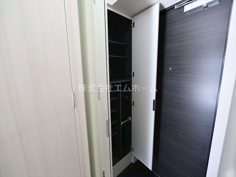 玄関　玄関　シューズボックス付（収納充実してます）