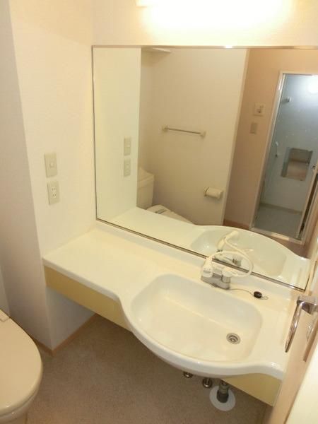 洗面設備　朝の支度に便利な大型洗面台