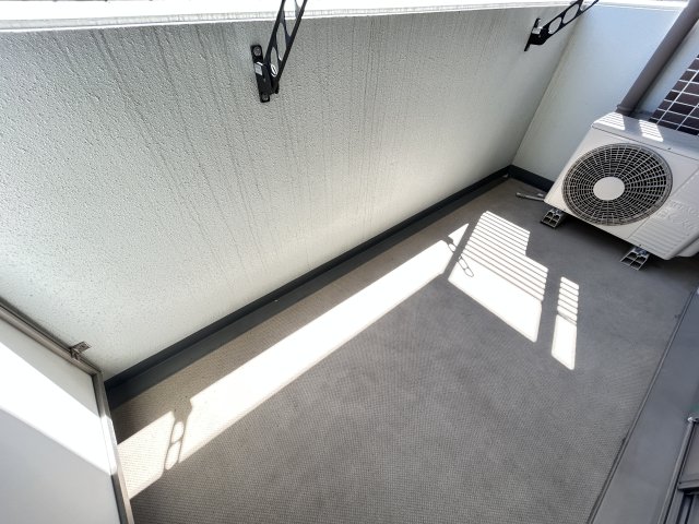 バルコニー　開放的で明るい空間を演出してくれるバルコニーです