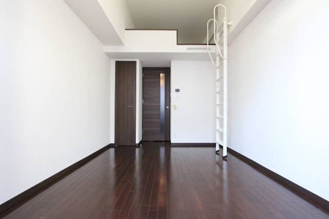 居室・リビング　ダークブラウンのオシャレな部屋です。