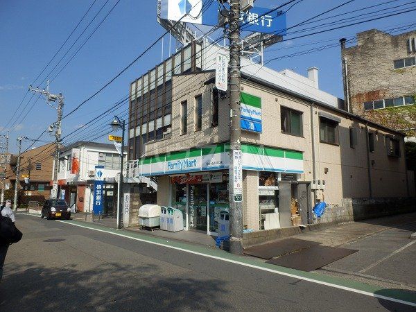 コンビニ　ファミリーマート百合ヶ丘駅南口店（コンビニ）まで713m