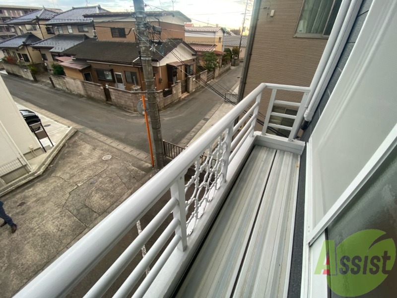 バルコニー　窓の外はこんな感じになっております。植物などが置けそうですね