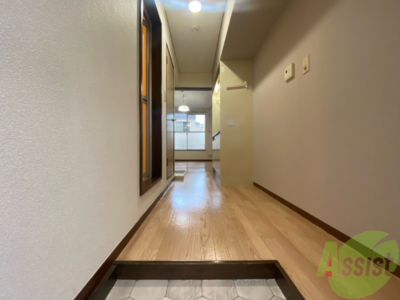 玄関　玄関から各居室へスムーズに行けそうですね。