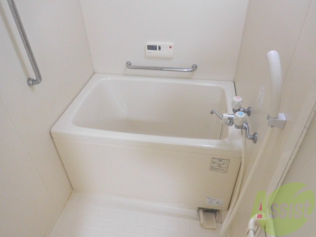 バス・シャワールーム　真っ白で清潔感のあるお風呂です。くつろげますよ～