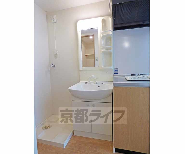 洗面設備　綺麗な洗面台です。