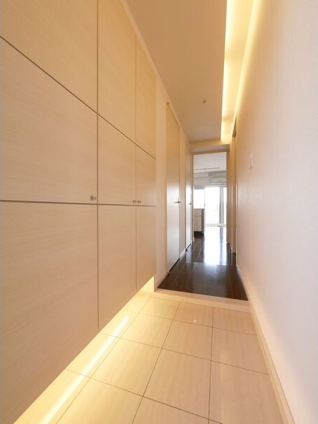 玄関　※写真は同じマンションの違う部屋のものになります。