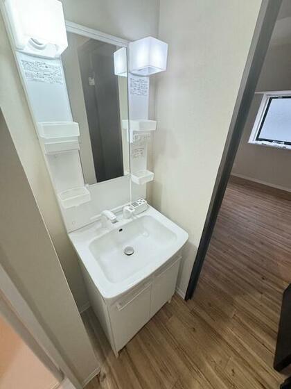 洗面設備　※室内写真は反転間取り別部屋の写真となります。
