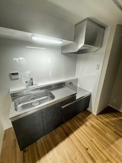 キッチン　※室内写真は反転間取り別部屋の写真となります。