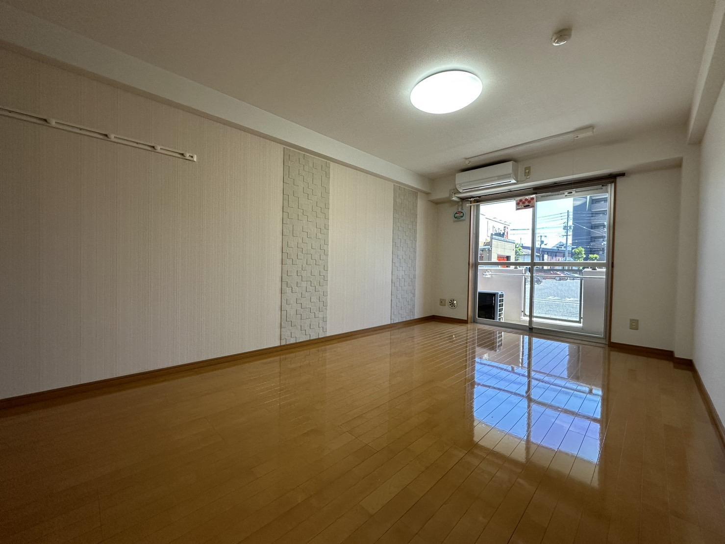 居室・リビング　エアコン・照明付きの洋室10.6帖♪