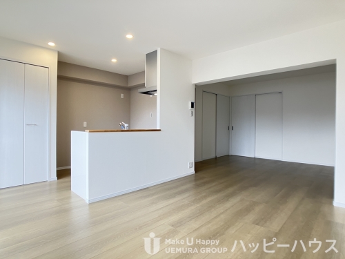 居室・リビング　反転タイプ３０６号室の写真となります。建具・床の色が異なりま