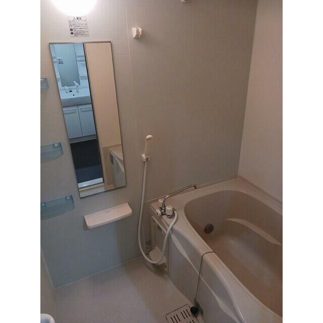 バス・シャワールーム　浴室乾燥機付きバス。