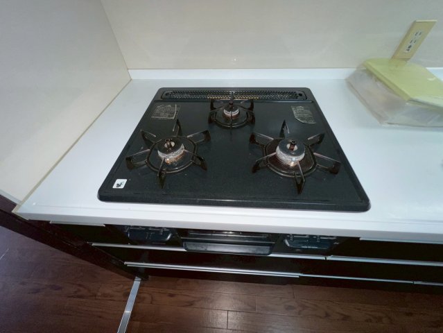 キッチン　ガスコンロ３口・グリル付のシステムキッチン※クリーニング前の