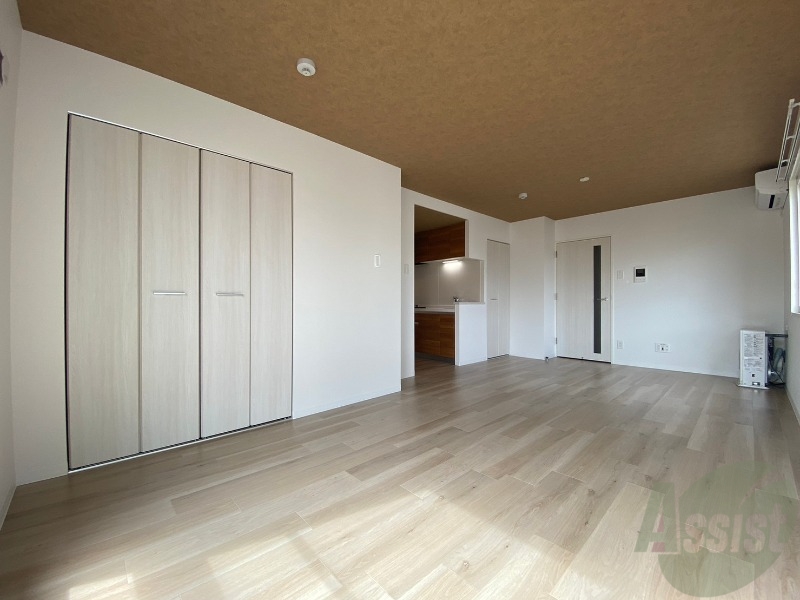 その他部屋・スペース　寝室はこちらです。光が差し込む、温かみのあるお部屋です。