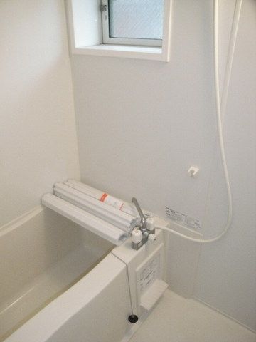 バス・シャワールーム　換気に優れた窓付浴室（反転）