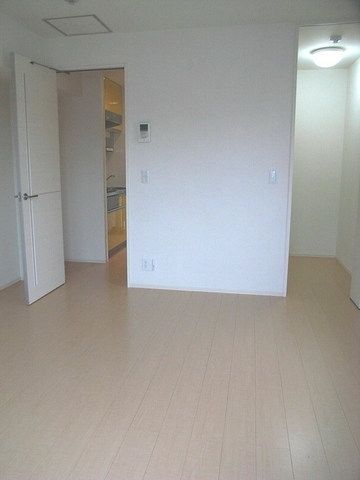 居室・リビング　広めのフローリング洋室８帖