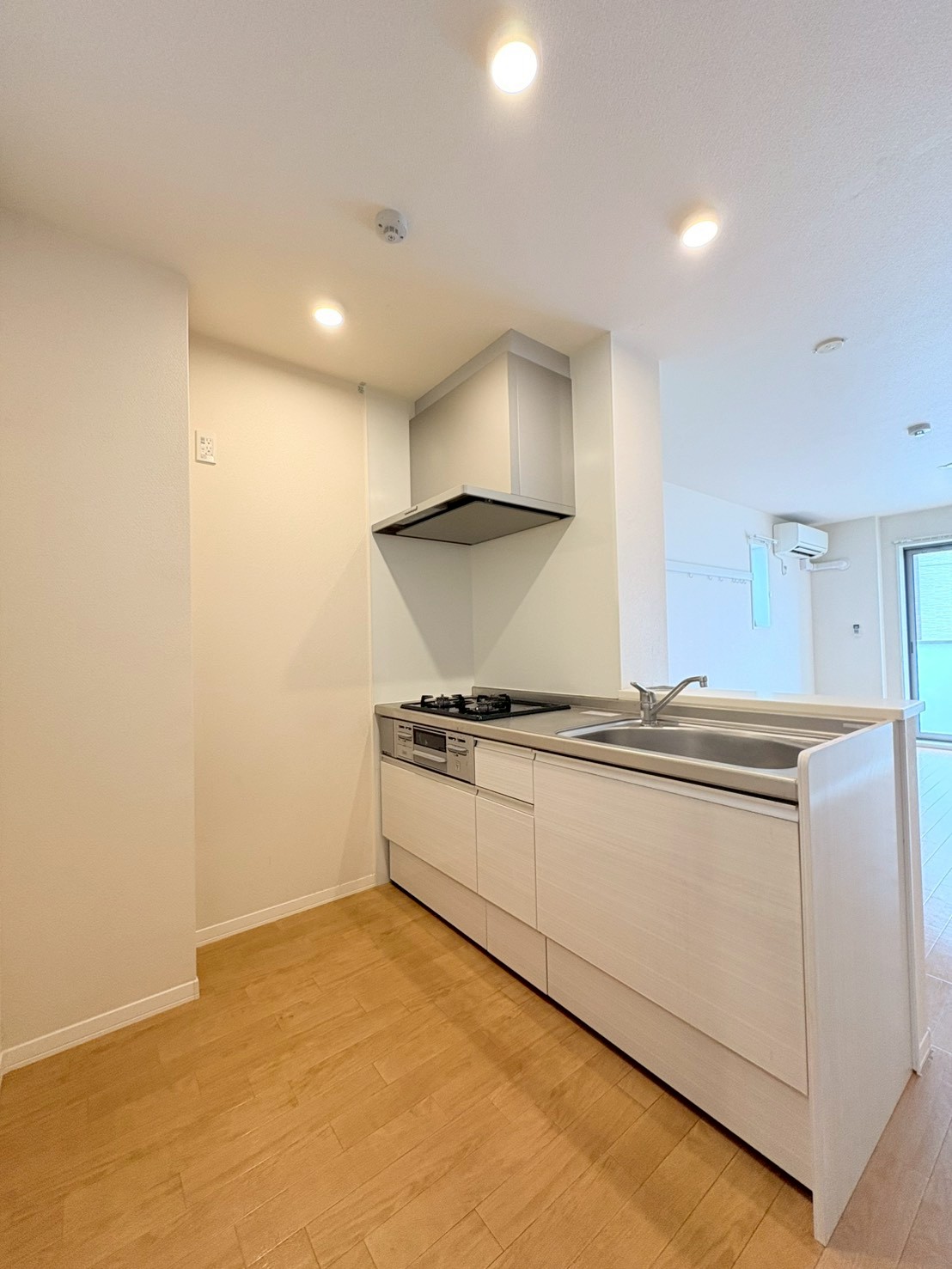 キッチン　三口ビルトインコンログリル付対面キッチン！